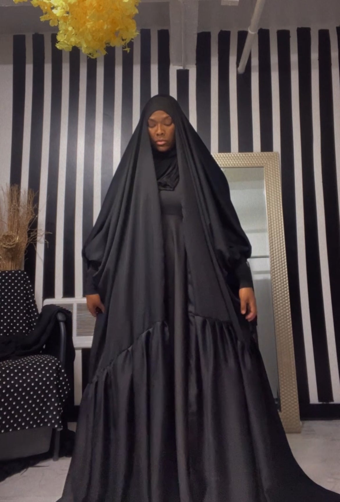 Pleated balloon sleeve open abaya.